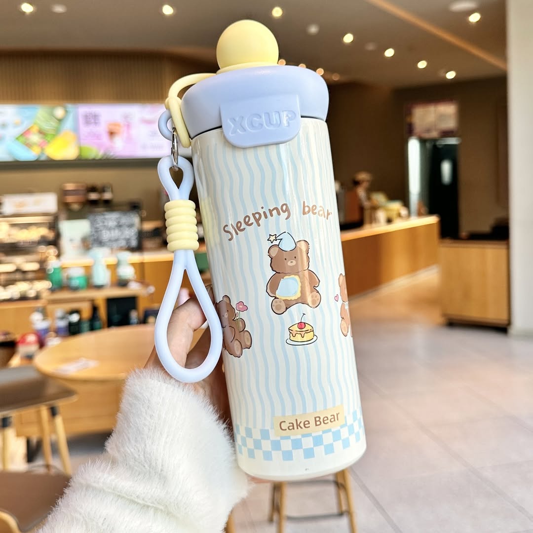 Bella N Bloom Kids Insulated Water Bottle with Straw Lid, Cute Sleeping Bear Cake Design, Leakproof, Silicone Carry Loop, 450–500 ml